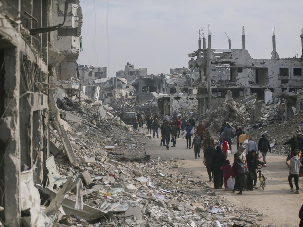 People head towards their homes in the Shijaiyah neighborhood, Gaza City, on January 28, 2025. Displaced Palestinians return following a ceasefire, finding their neighborhoods in ruins.