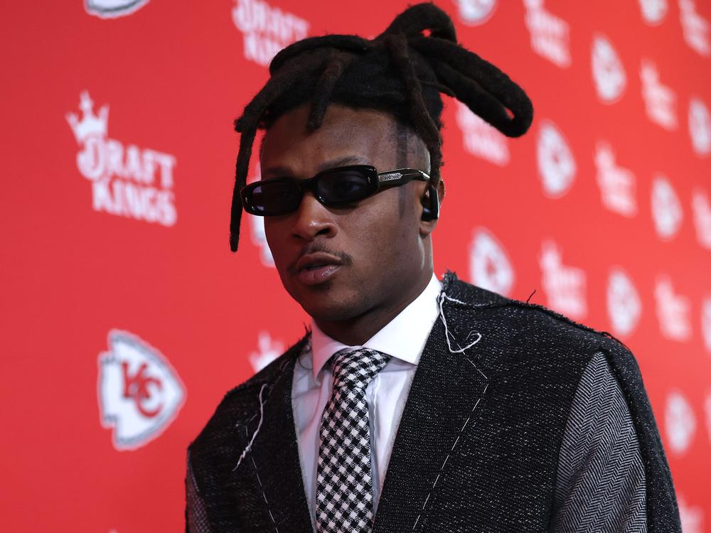 DeAndre Hopkins of the Kansas City Chiefs arrives prior to the AFC Championship Game against the Buffalo Bills at GEHA Field at Arrowhead Stadium on January 26, 2025 in Kansas City, Missouri.