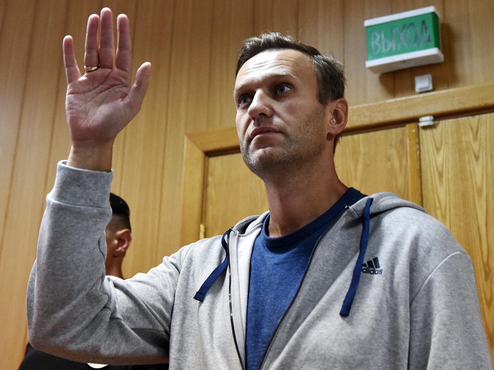 Russian opposition leader Alexei Navalny gestures during his trial at a Moscow courthouse on August 27, 2018.