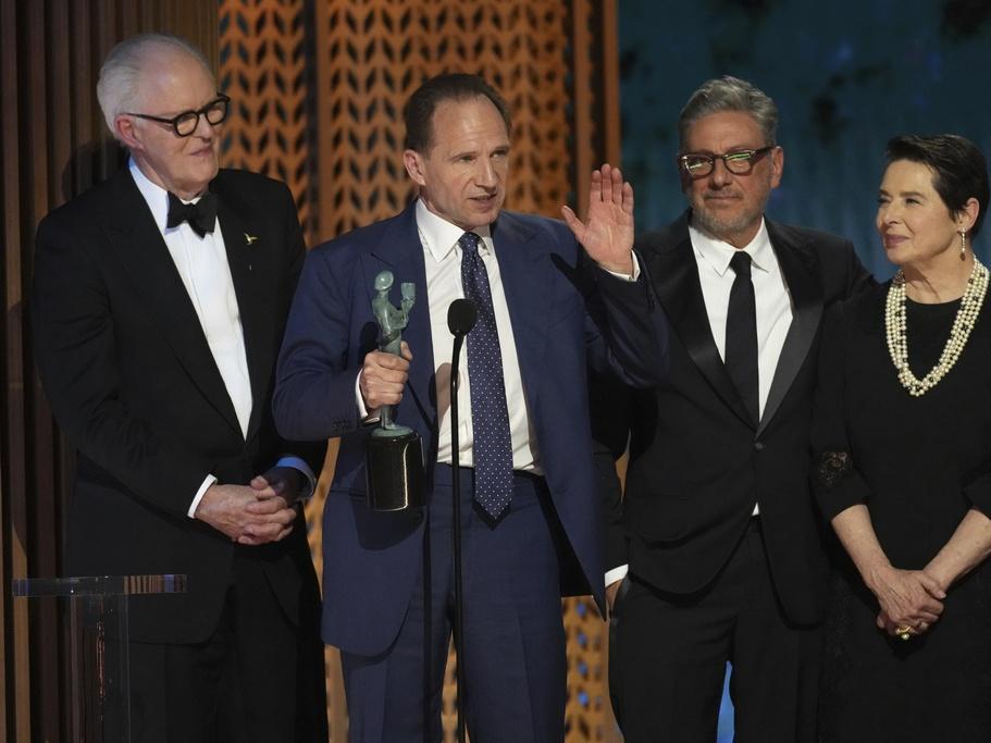 John Lithgow, from left, Ralph Fiennes, Sergio Castellitto, and Isabella Rossellini accept the award Sunday for outstanding performance by a cast in a motion picture for 