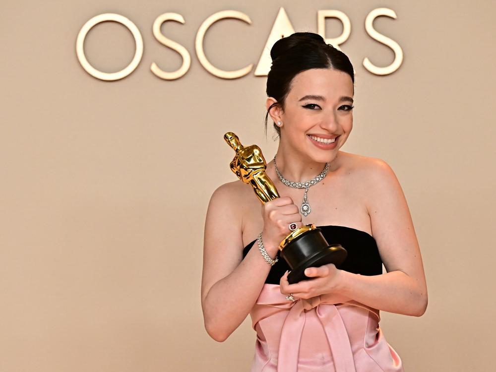 Mikey Madison poses in the press room with the Oscar for best actress in a leading role for <em>Anora</em>.