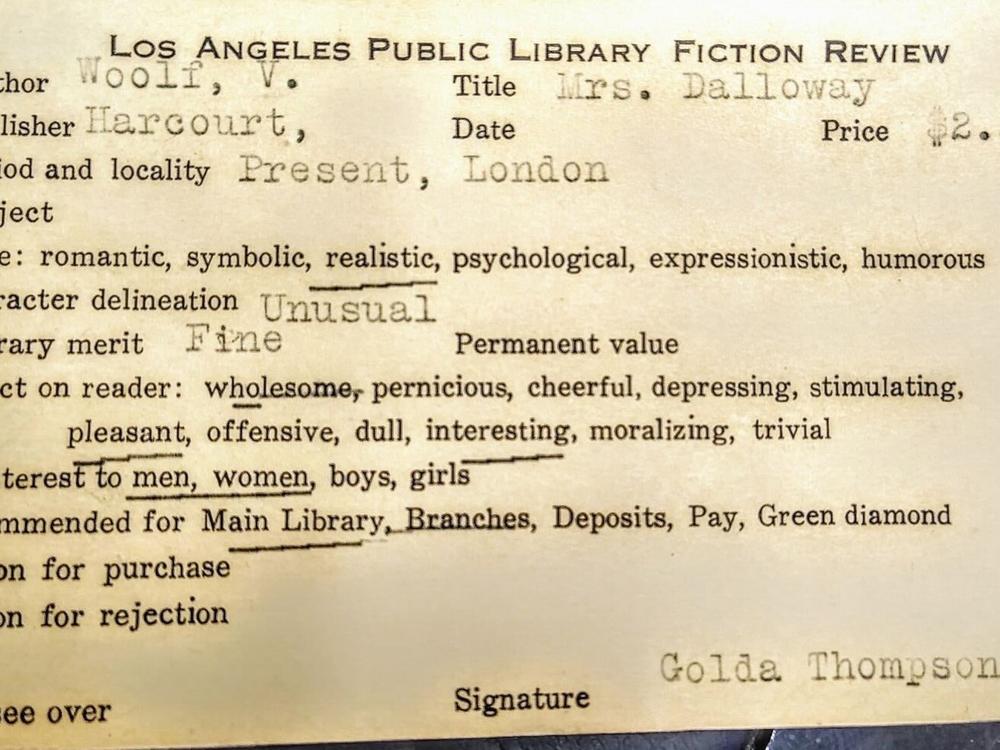 A review card of Virginia Woolf's 1925 novel <em>Mrs. Dalloway</em>, written by a Los Angeles Public Library staff member around the time of the book's publication.