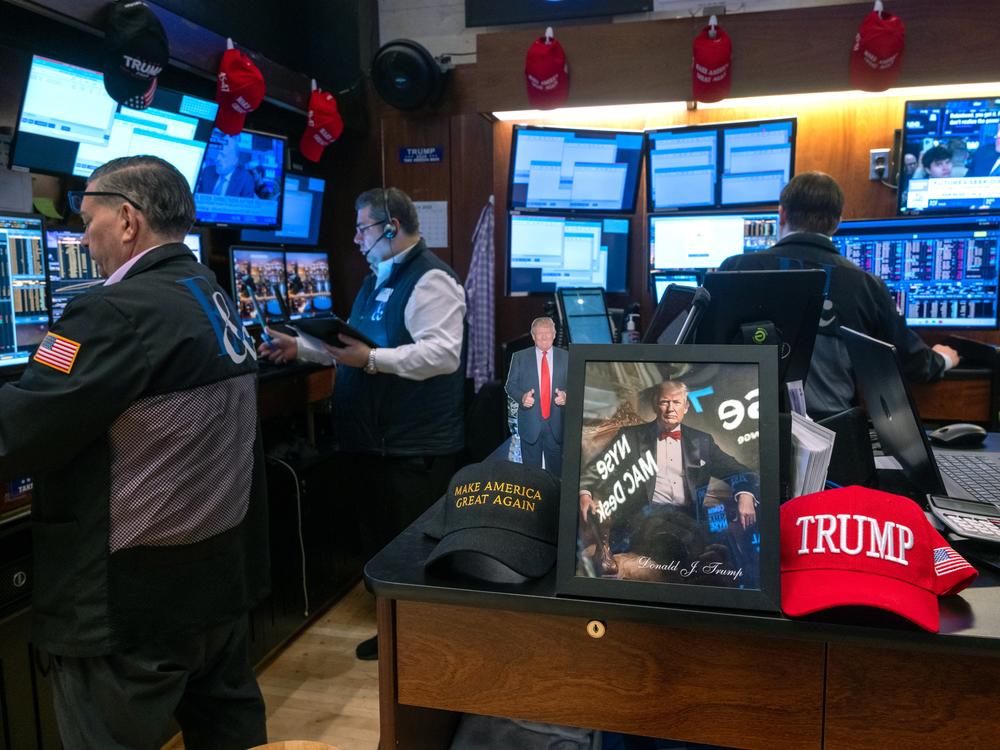 NEW YORK, NEW YORK - MARCH 11: Traders work on the floor of the New York Stock Exchange (NYSE) on March 11, 2025 in New York City. Following the worst day for the markets this year, the Dow was down nearly 500 points in morning trading. (Photo by Spencer Platt/Getty Images)