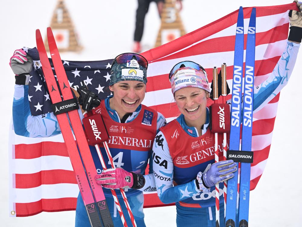 US' Julia Kern (L) and US' Jessie Diggins celebrate winning the silver medal in the Women's Team Sprint Classic event at the FIS Cross-Country World Ski Championships in Trondheim, Norway on March 5, 2025. (Photo by Jonathan NACKSTRAND / AFP)