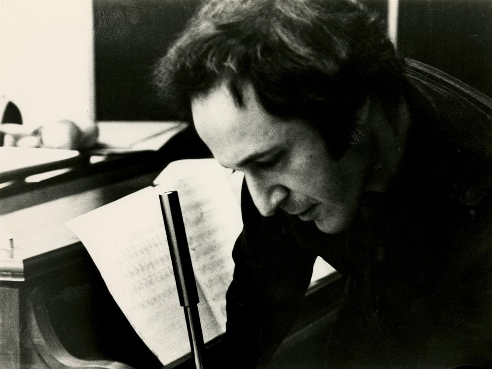 Steve Reich in rehearsal in 1976, during the time he was writing <em>Music for 18 Musicians</em>.