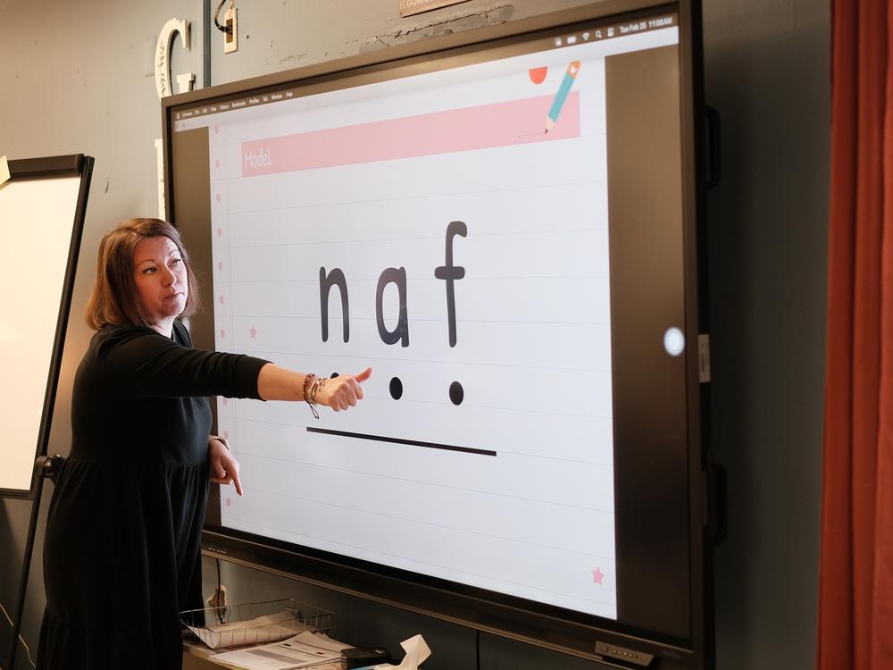 Chrissie York, one of the district's master teachers, models how to instruct students to blend their words during a weekly meeting with first and second grade teachers at Provencal Elementary.