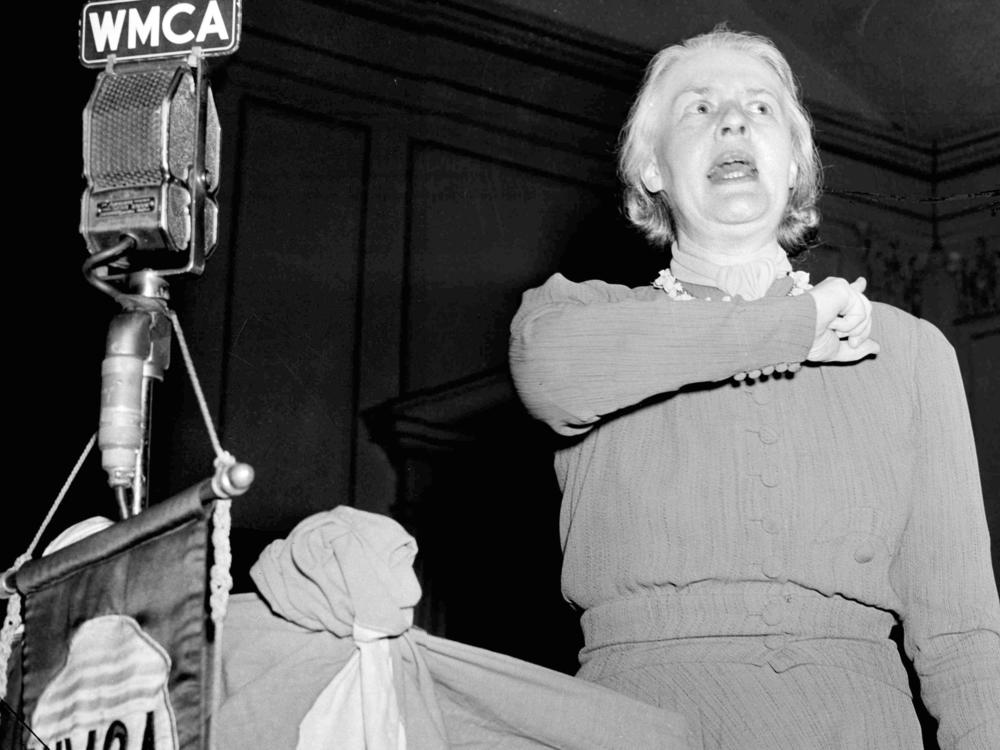 Thompson, who was ejected from a German American Bund rally for heckling, received an ovation as she spoke at the 