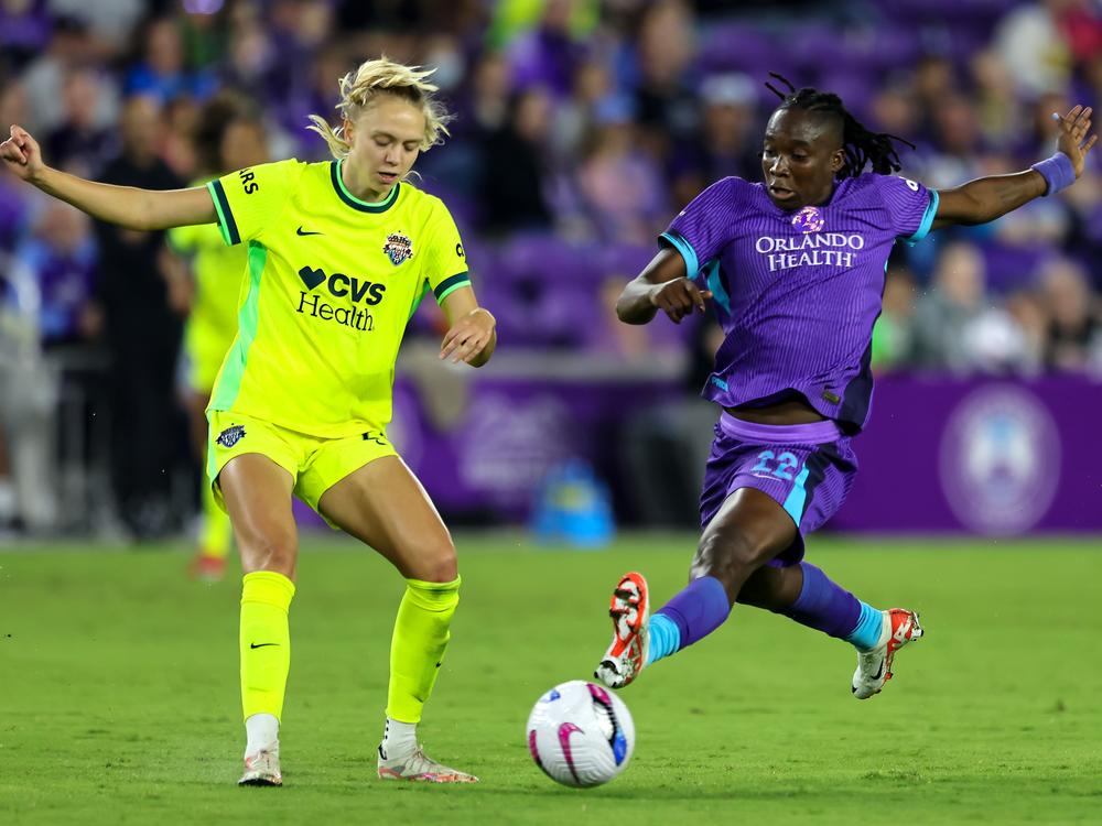 Barbra Banda (right) of Orlando Pride and Esme Morgan (left) of Washington Spirit battle for the ball during the 2025 NWSL Challenge Cup.