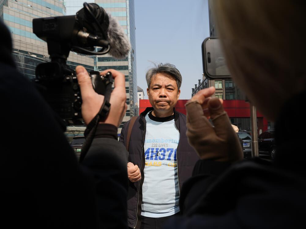 Jiang Hui, whose mother was on the missing MH370 Malaysia Airlines passenger jet, wears a shirt 
