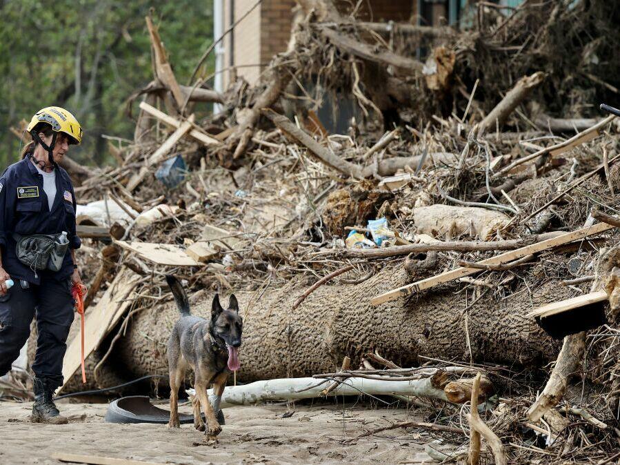 During major disasters, FEMA sends thousands of staff, as well as organizing personnel from throughout the federal government, to help with disaster aid and search and rescue.