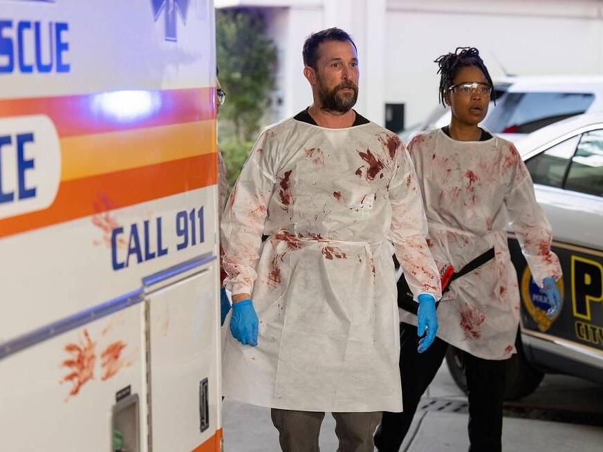 Robby (Noah Wyle) and Dr. Ellis (Ayesha Harris).