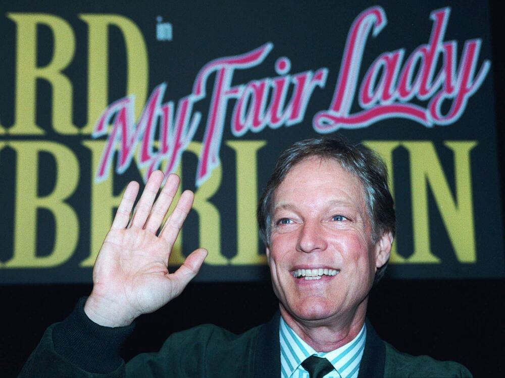 Actor Richard Chamberlain waves during a news conference in Berlin, Oct. 10, 1995.