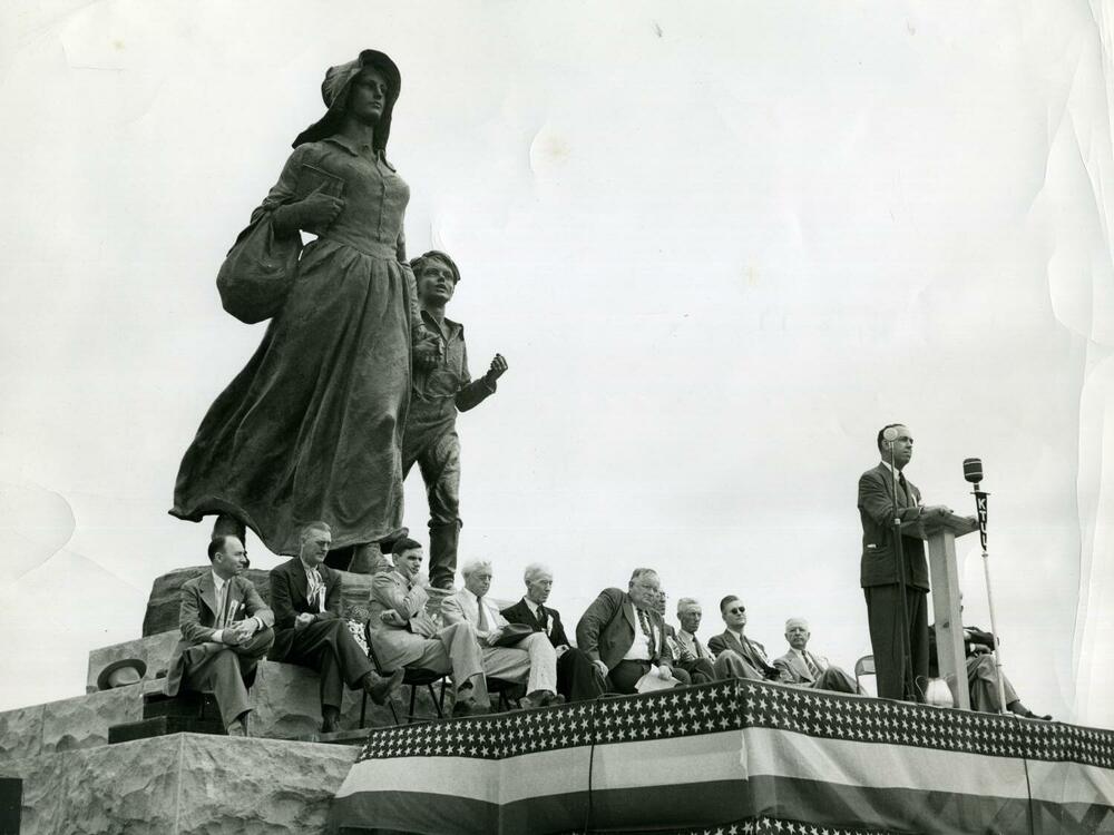 A ceremony at the Pioneer Woman Statue at Ponca City, Oklahoma., photograph, September 5, 1941.