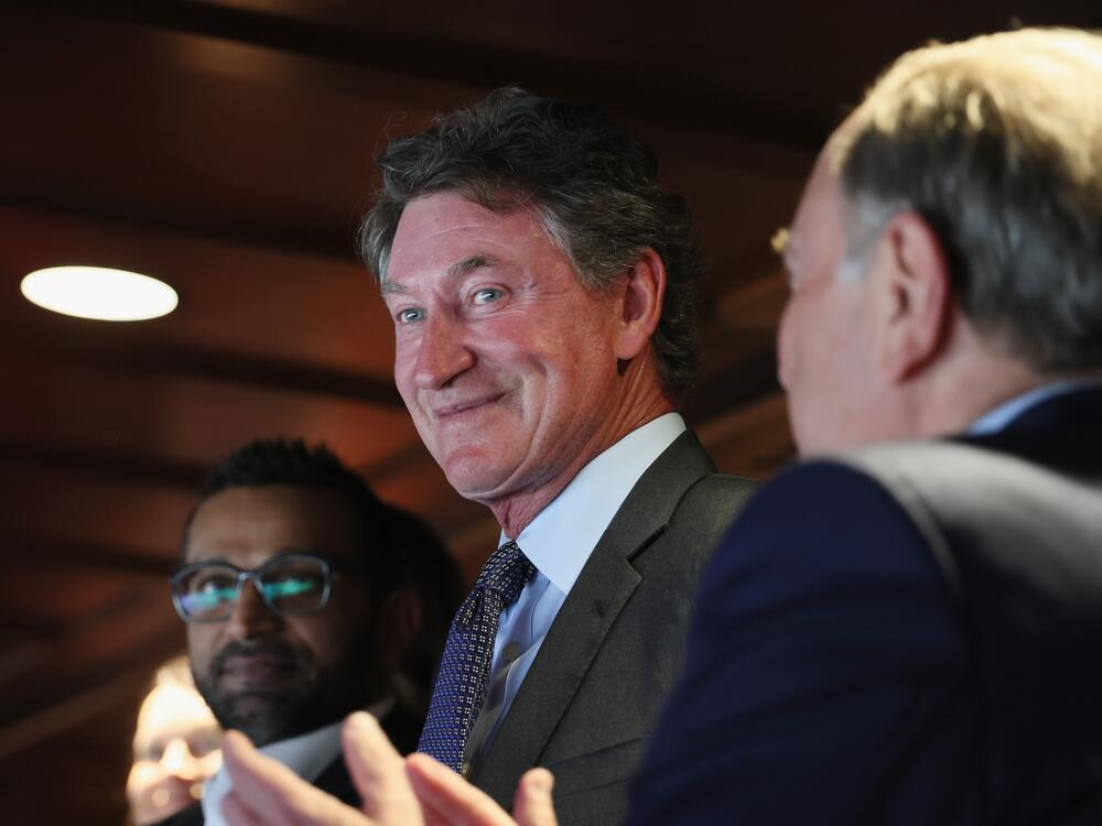 Wayne Gretzky acknowledges the fans at Capital One Arena during the game between the Washington Capitals and the Chicago Blackhawks.