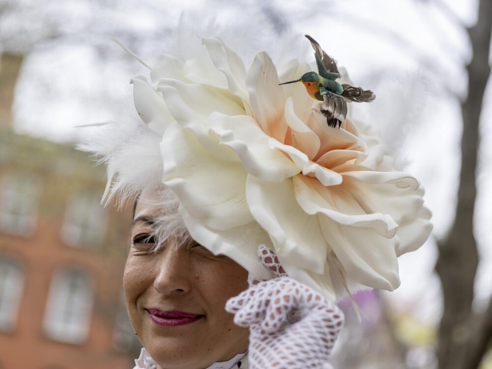 Citlali McDowell dons a floral hat topped with a hummingbird for the match.