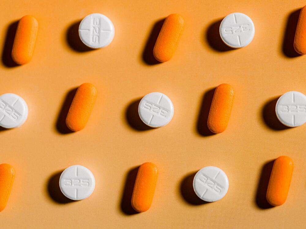 Alternating between acetaminophen and an NSAID like ibuprofen can be safe and effective for pain management.