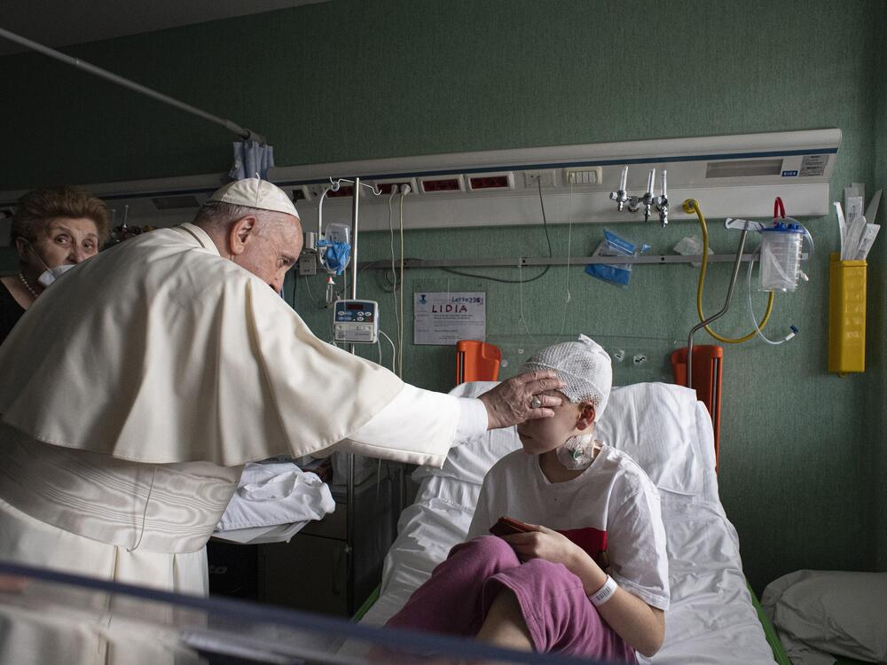 Pope Francis visits the ward of Rome's Bambino Gesù Children's Hospital on March 19, 2022, where Ukrainian children were hospitalized.