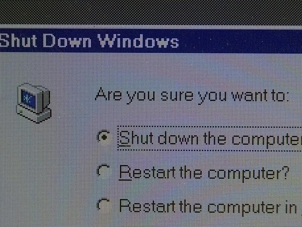 Screenshot of Windows 95 shutting down on a laptop computer taken on June 8, 2000.