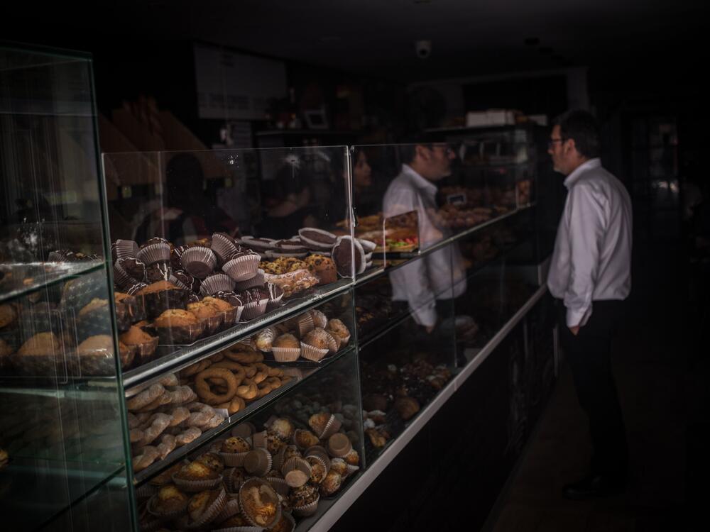 A pastry shop lacks light, in Tarragona, Spain, on April 28, 2025. A widespread power outage across Spain and Portugal disrupted cellphone and internet services, halted train operations, and left people trapped in elevators, officials reported. (Photo by /NurPhoto via Getty Images)