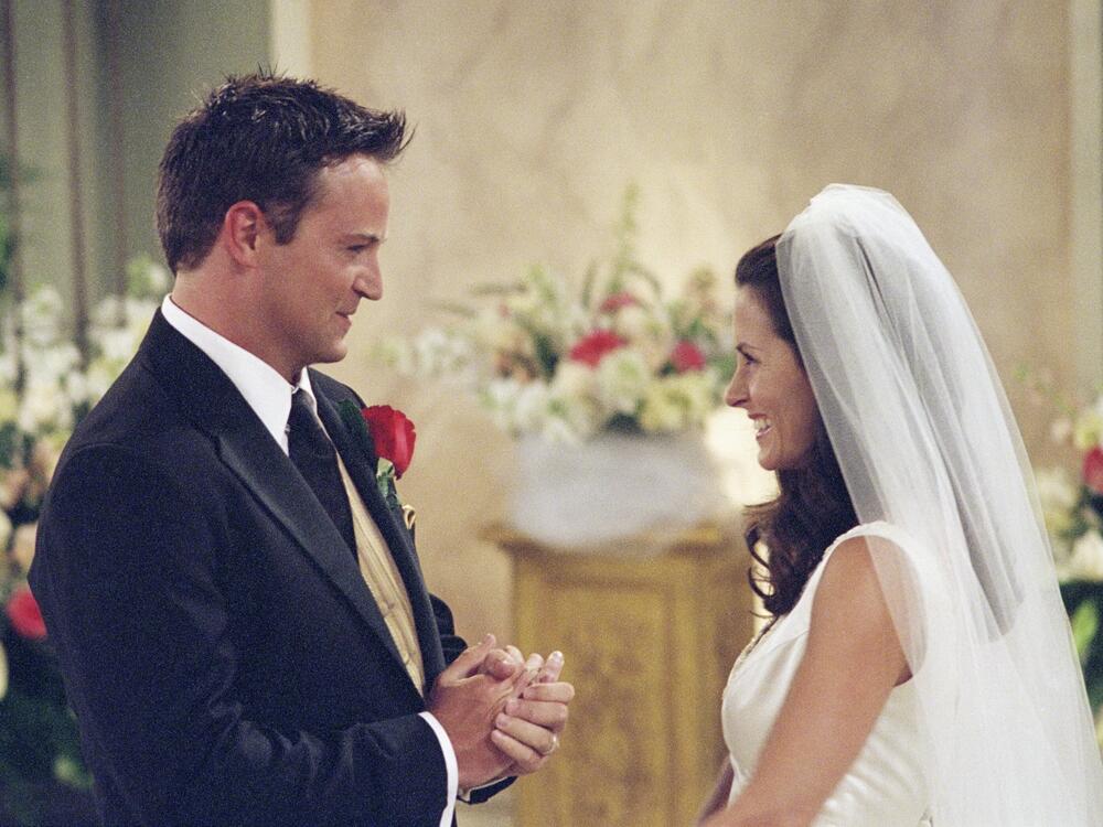 Matthew Perry and Courteney Cox in the <em>Friends </em>episode 