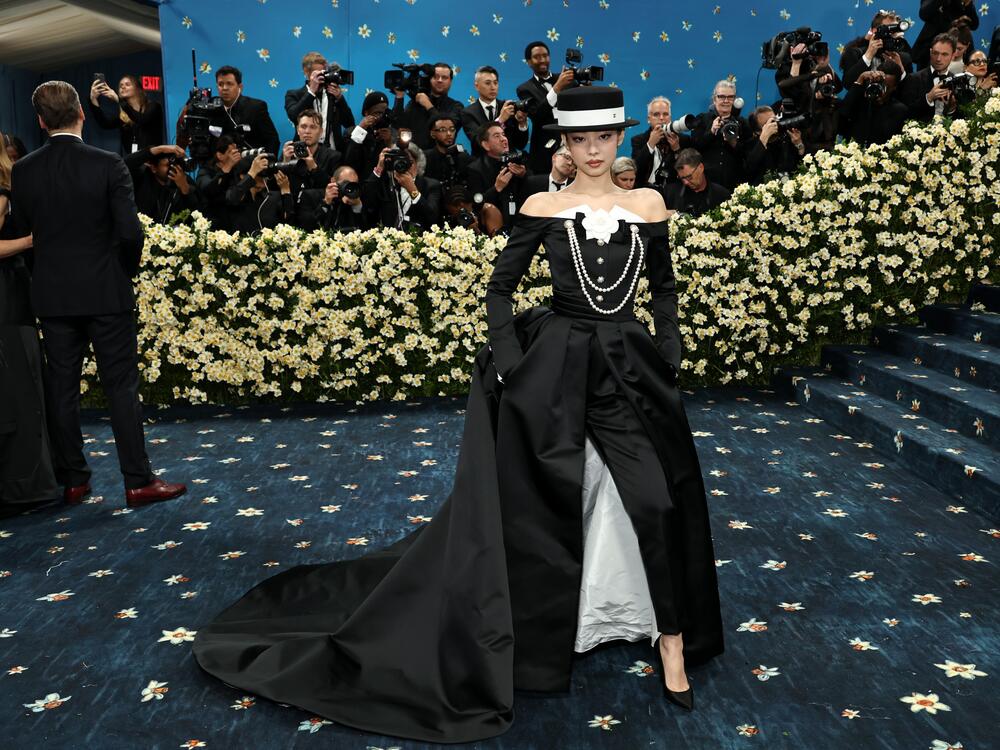 Jennie attends the 2025 Met Gala.