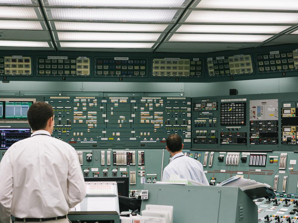 Reactor operators work in the control room at the Three Mile Island nuclear power plant in Middletown, Pennsylvania, U.S., on April 11, 2018. A new draft executive order could shrink the size of the NRC while overhauling its regulations.