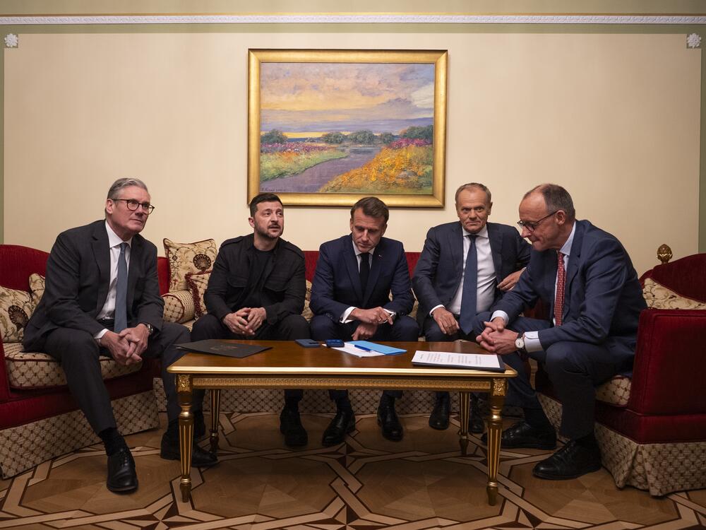 From left, British Prime Minister Keir Starmer, President Volodymyr Zelenskyy, French President Emmanuel Macron, Polish Prime Minister Donald Tusk and German Chancellor Friedrich Merz make a call to U.S. President Donald Trump from Kyiv, Ukraine on Saturday.