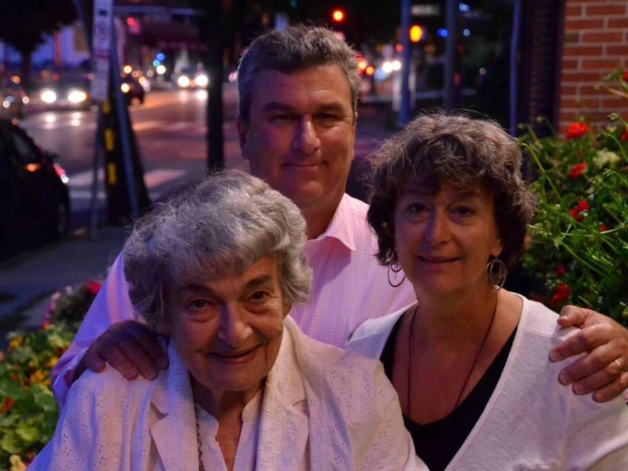 Elisabeth Simons (left) with her children Bob and Lee Simons in 2015.