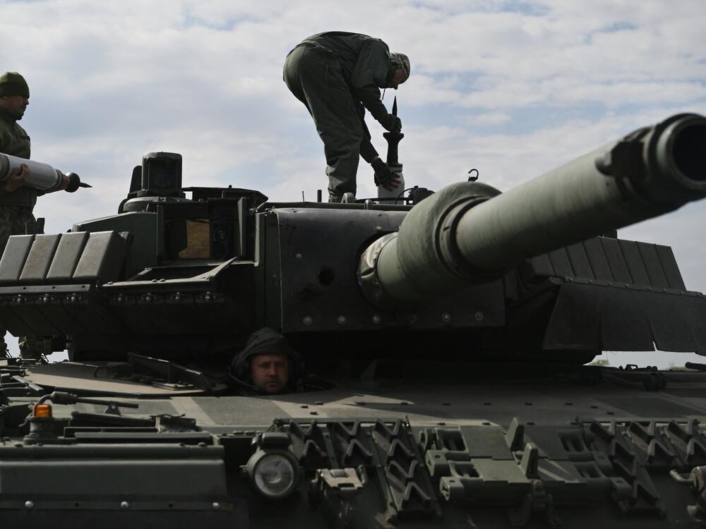 A Ukrainian tank crew loads ammunition onto a Leopard 2A4 tank during a field training exercise at an undisclosed location in Ukraine on April 30. Researchers are looking into using AI in negotiations over the war in Ukraine.