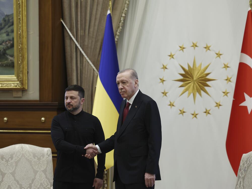 Turkish President Recep Tayyip Erdogan (right) shakes hands with Ukrainian President Volodymyr Zelenskyy during their meeting at Turkey's presidential palace in Ankara, Thursday.