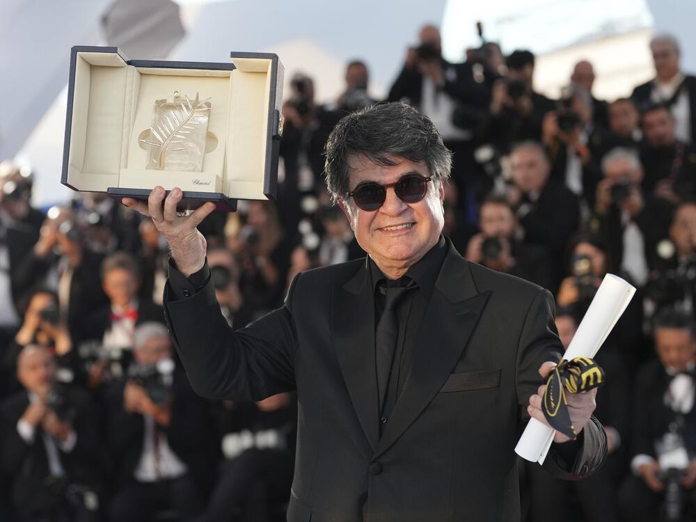 Director Jafar Panahi, winner of the Palme d'Or for the film 'It Was Just an Accident', poses for photographers at the awards ceremony photo call at the 78th international film festival, Cannes, southern France, Saturday, May 24, 2025. (AP Photo/Natacha Pisarenko)