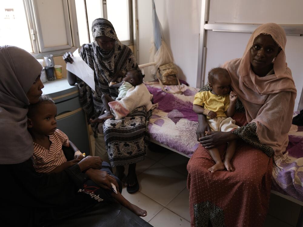Alawiya Zakaria  and two women and their children in a packed malnutrition ward in Al-Buluk Pediatric Hospital.