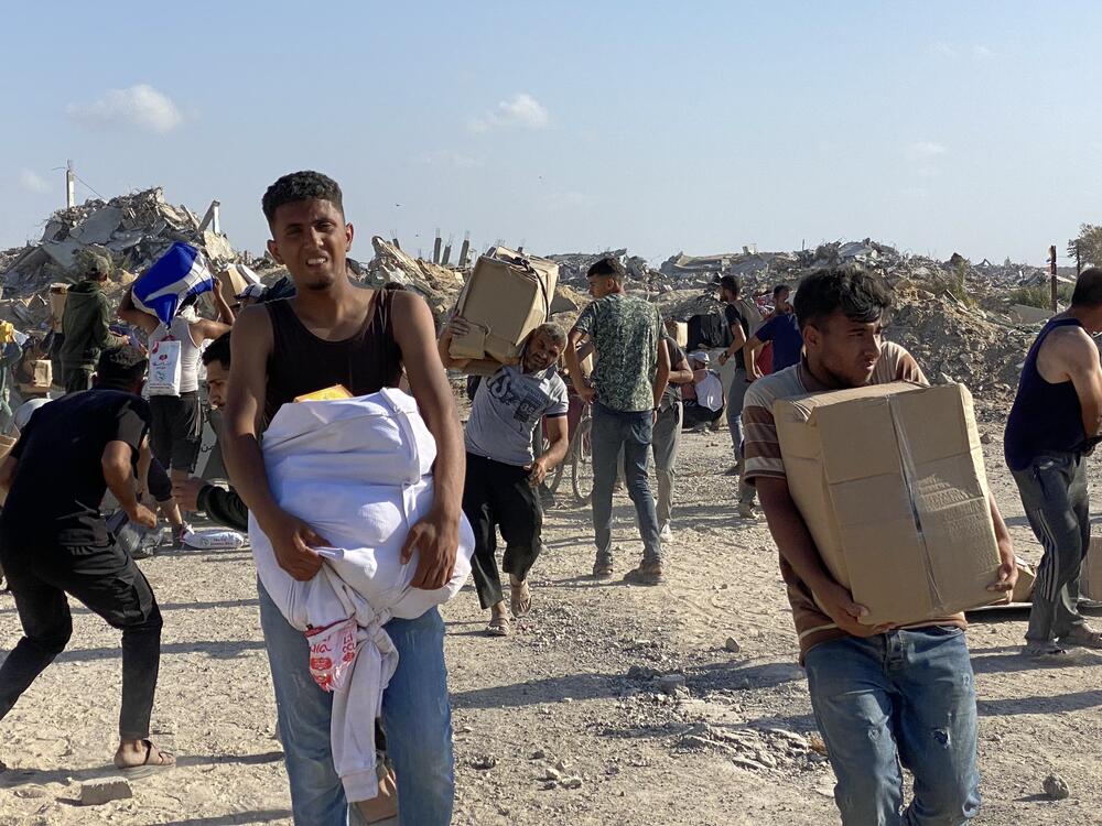 Palestinians receive food in Gaza in southern Gaza on May 27. Thousands of Palestinians rushed to a new aid distribution center in the territory, which is suffering from severe shortages of food and medicine.