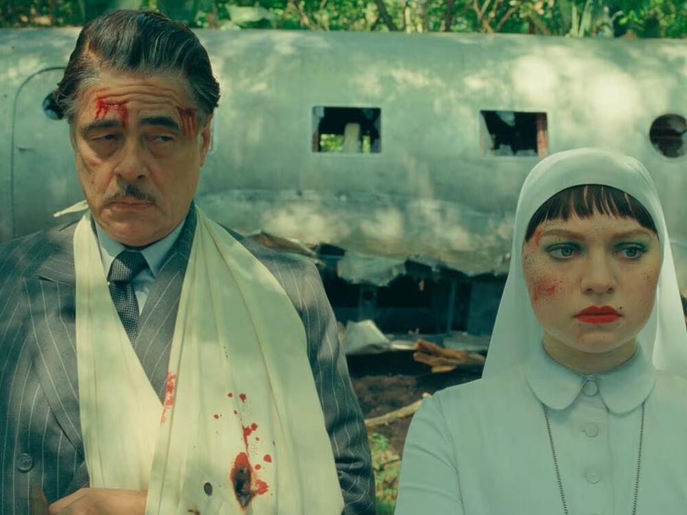 Benicio Del Toro plays tycoon Zsa-zsa Korda and Mia Threapleton is his daughter in <em>The Phoenician Scheme.</em>
