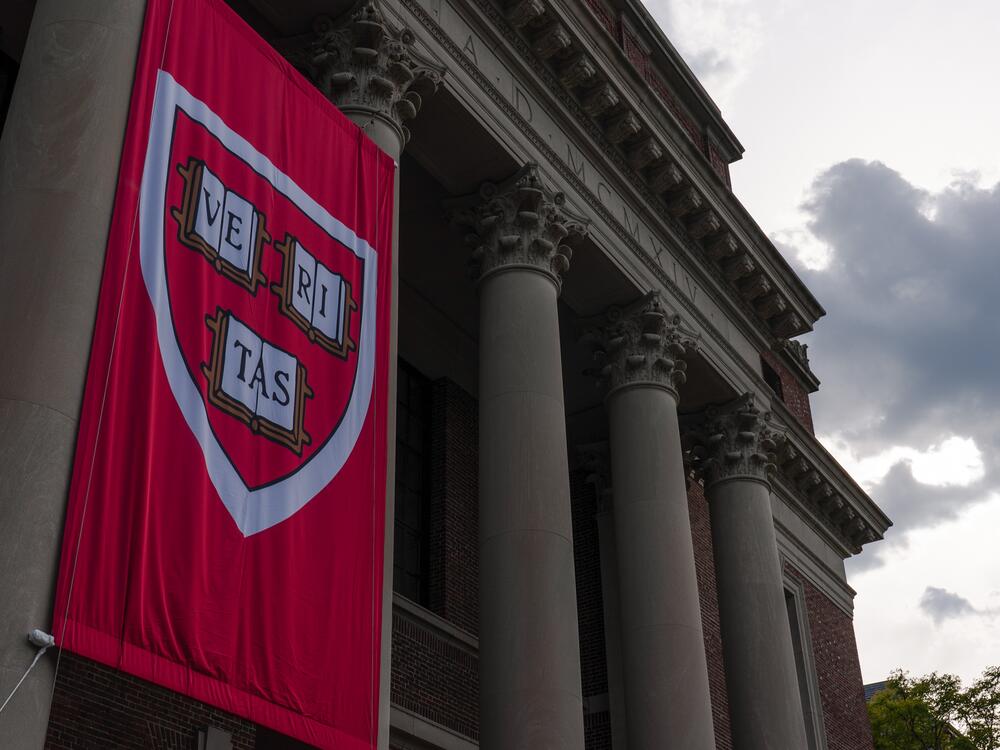 A federal judge blocks the Trump administration's efforts to bar Harvard University from enrolling international students.<br>
