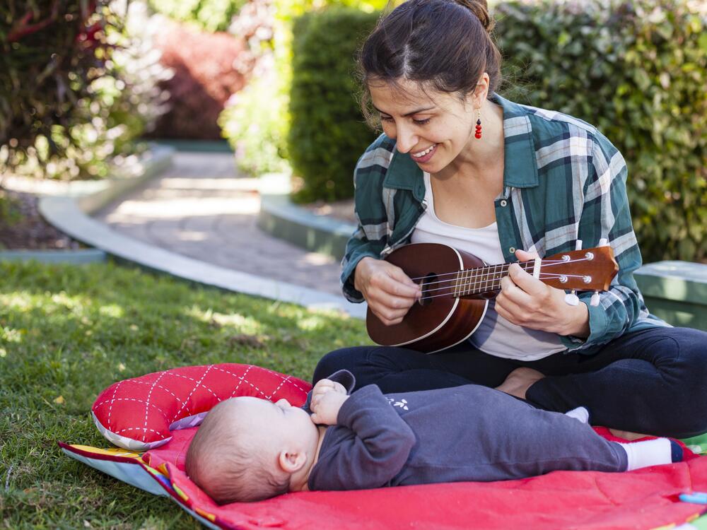 A new study from Yale University finds that singing to babies lifts their moods.