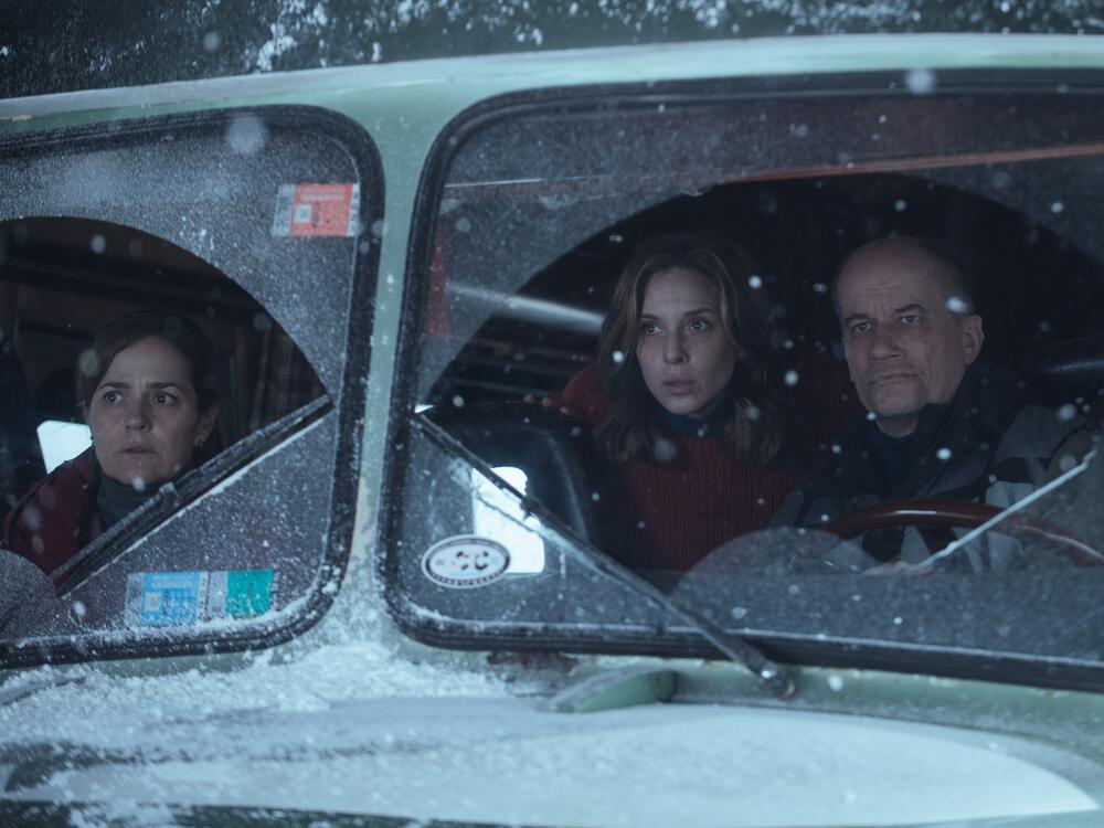 Andrea Pietra as Ana, Carla Peterson as Elena, Marcelo Subiotto as Lucas.