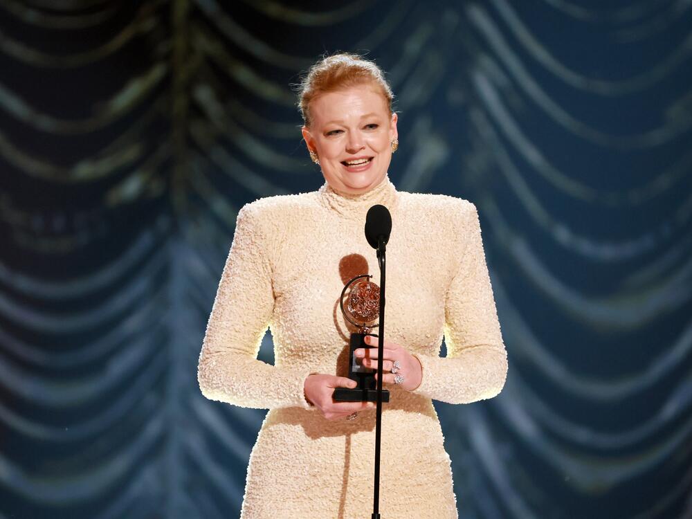 Sarah Snook accepts the Best Performance by an Actress in a Leading Role in a Play award for <em>The Picture of Dorian Gray</em>.