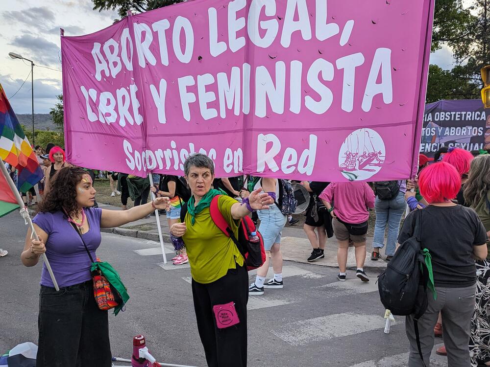 Ruth Zurbriggen (center) speaks to another participant at a march during the <em>Encuentro. </em>She is one of the founders of <em>Socorristas en Red</em> (First Responders Network), which is now the biggest abortion accompaniment network in the world.