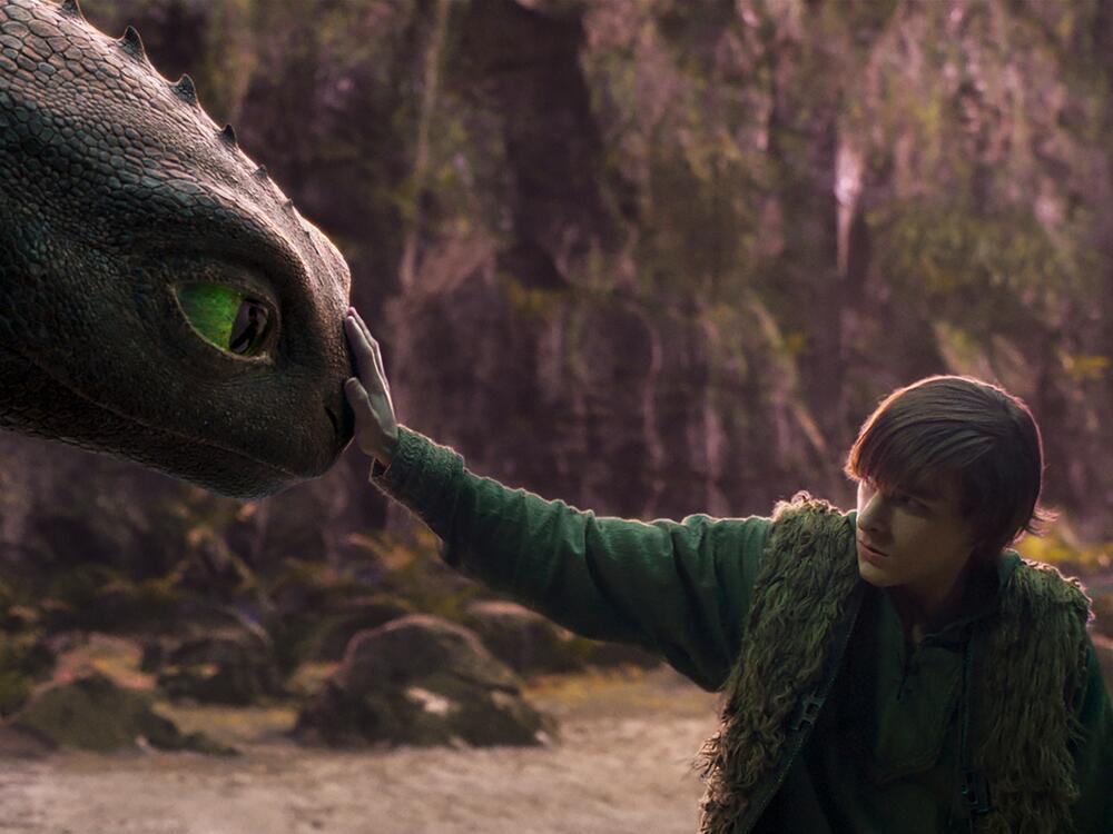 Mason Thamesas Hiccup with his Night Fury dragon, Toothless, in the new live-action <em>How to Train Your Dragon</em>.