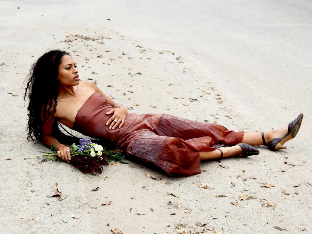A new timeless voice: Los Angeles singer-songwriter Annahstasia.