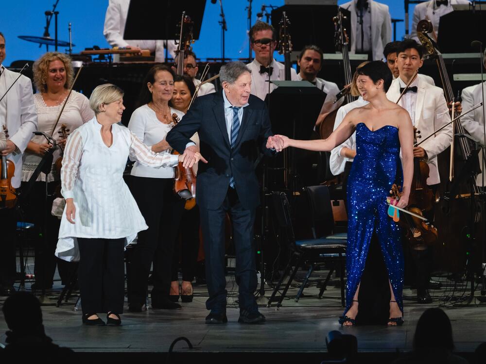Philip Glass, center, composed his <em>New Chaconne</em> for violinist Anne Akiko Meyers, right, after hearing her perform his Violin Concerto No. 1 with the Los Angeles Philharmonic under the baton of Karen Kamensek, left.