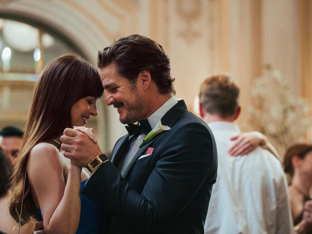 Lucy (Dakota Johnson) and Harry (Pedro Pascal) in <em>Materialists</em>.