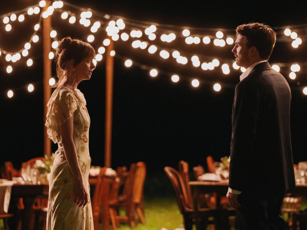 Lucy (Dakota Johnson) and John (Chris Evans).