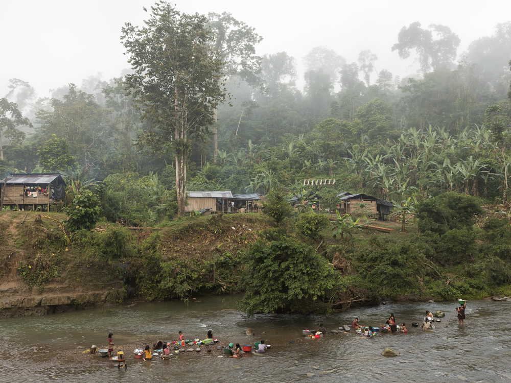 The Baudò River is a gathering spot for this community.