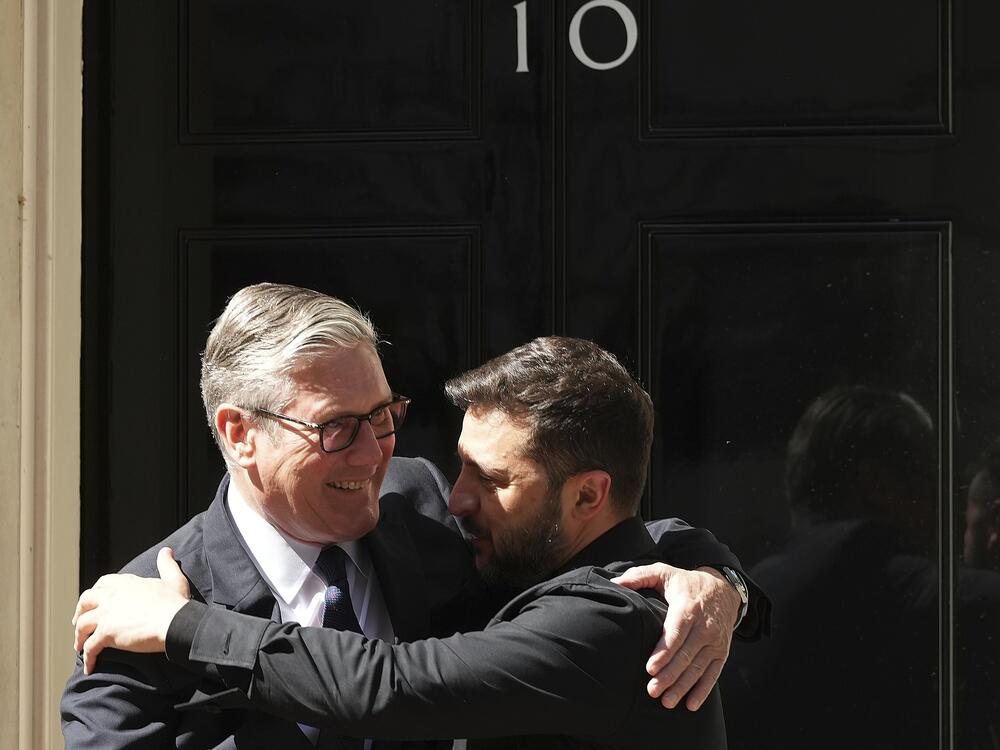 Britain's Prime Minister Keir Starmer welcomes Ukraine's President Volodymyr Zelenskyy to Downing Street in London, Monday, June 23, 2025.