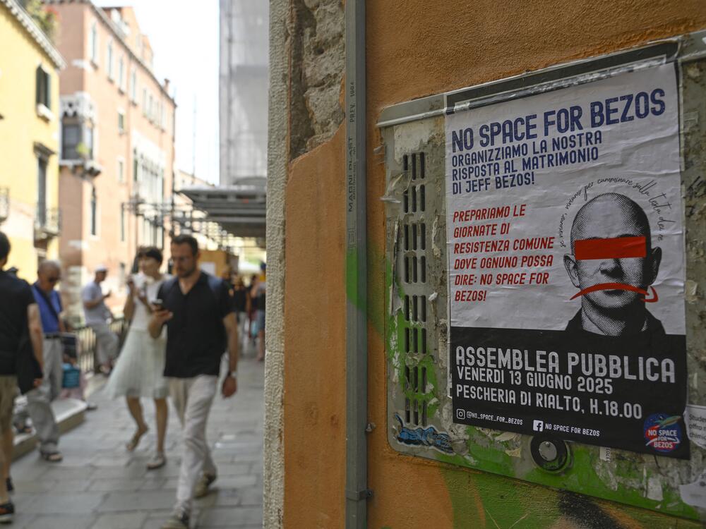 Protesters have displayed anti-Jeff Bezos posters and banners throughout Venice, where the tech billionaire is due to marry journalist Lauren Sánchez at the end of June.