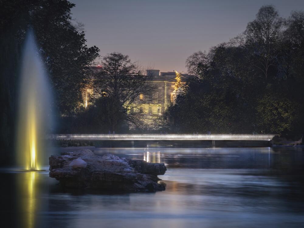 Foster + Partners' winning design includes a bridge that will feature a cast-glass balustrade inspired by Queen Elizabeth II's wedding tiara.<br>