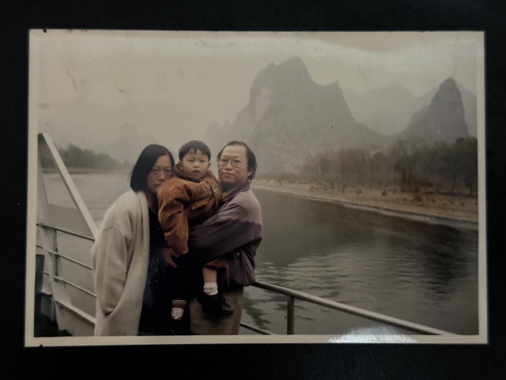Chang Chih-yuan as a child, with his mother and Taiwanese father, when they were still living in China.