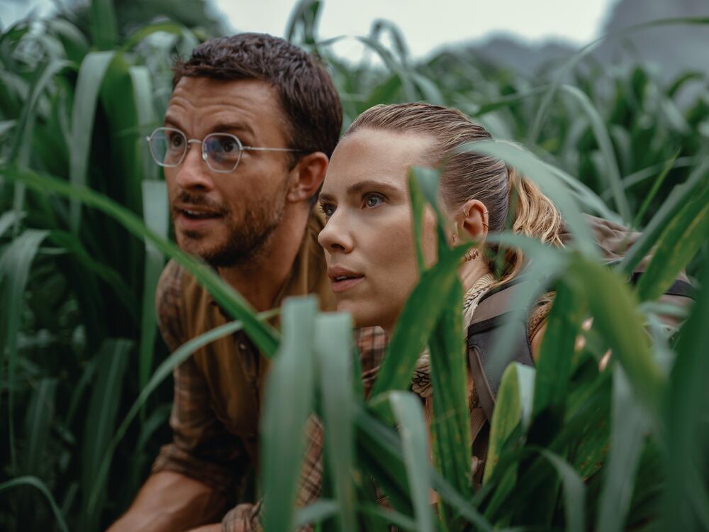 Jonathan Bailey and Scarlett Johansson in<em> Jurassic World Rebirth</em>.